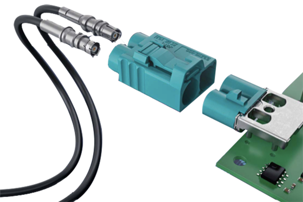 汽車射頻線束是指用于傳輸無線電信號的電線束，通常位于汽車內部。它通常由多根電線組成，包括信號線、電源線和地線等。這些電線通過一定的結構形式將它們組織在一起，以便更好地傳輸信號和減少干擾。